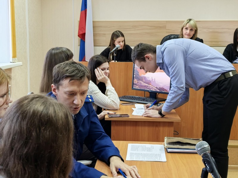 В Каргасокском районе Томской области прокурорские работники во взаимодействии с судом провели для школьников инсценированный судебный процесс.